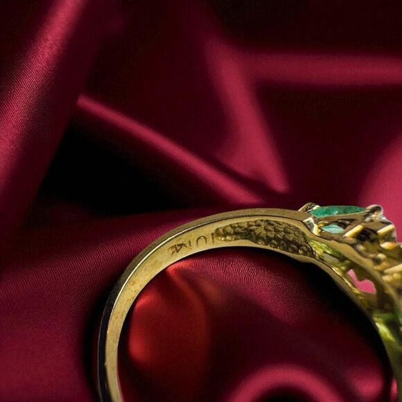VINTAGE- 10K Gold Natural Colombian Emerald Ring- Size 5-Three Stone Ring -2.3g - Picture 5 of 16
